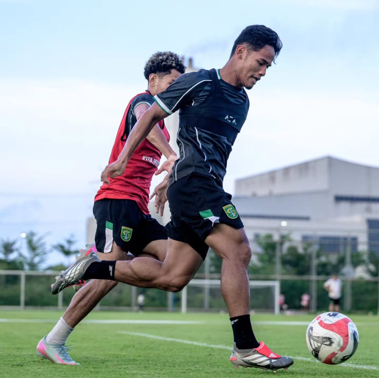Duel Tensi Tinggi di Samarinda, Persebaya Bertekad Kandaskan Borneo FC
