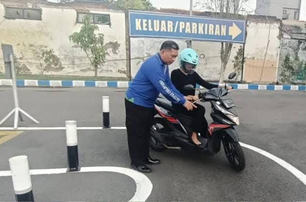Coaching Clinic Satlantas Polrestabes Surabaya, Latihan Pemohon SIM Hadapi Ujian Praktik