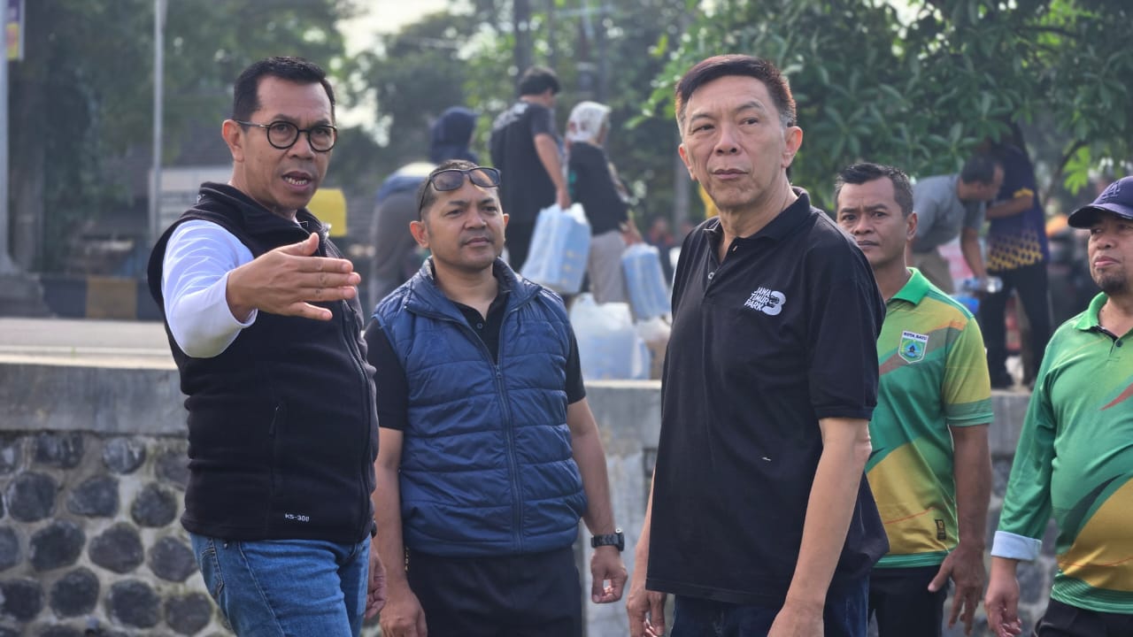 Polres Batu Gelar Bakti Sosial Bersihkan Sungai Jelang Hari Bhayangkara Ke-79