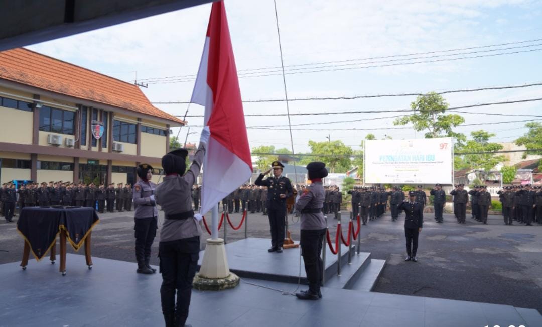 Peringati Hari Ibu Ke-97, Polwan Polres Bojonegoro Pimpin Seluruh Rangkaian Upacara
