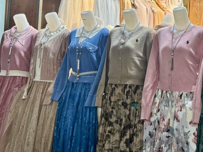 Rompi Lepas Jadi Tren Gamis Lebaran 2026, Pasar Kapasan Mulai Diserbu Pembeli