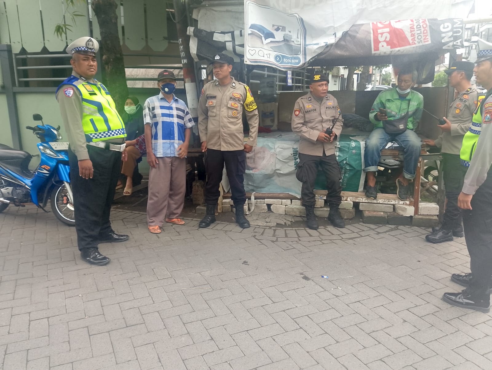 Perkuat Keamanan Wilayah, Polsek Wonocolo Gelar Patroli Dialogis di Siwalankerto