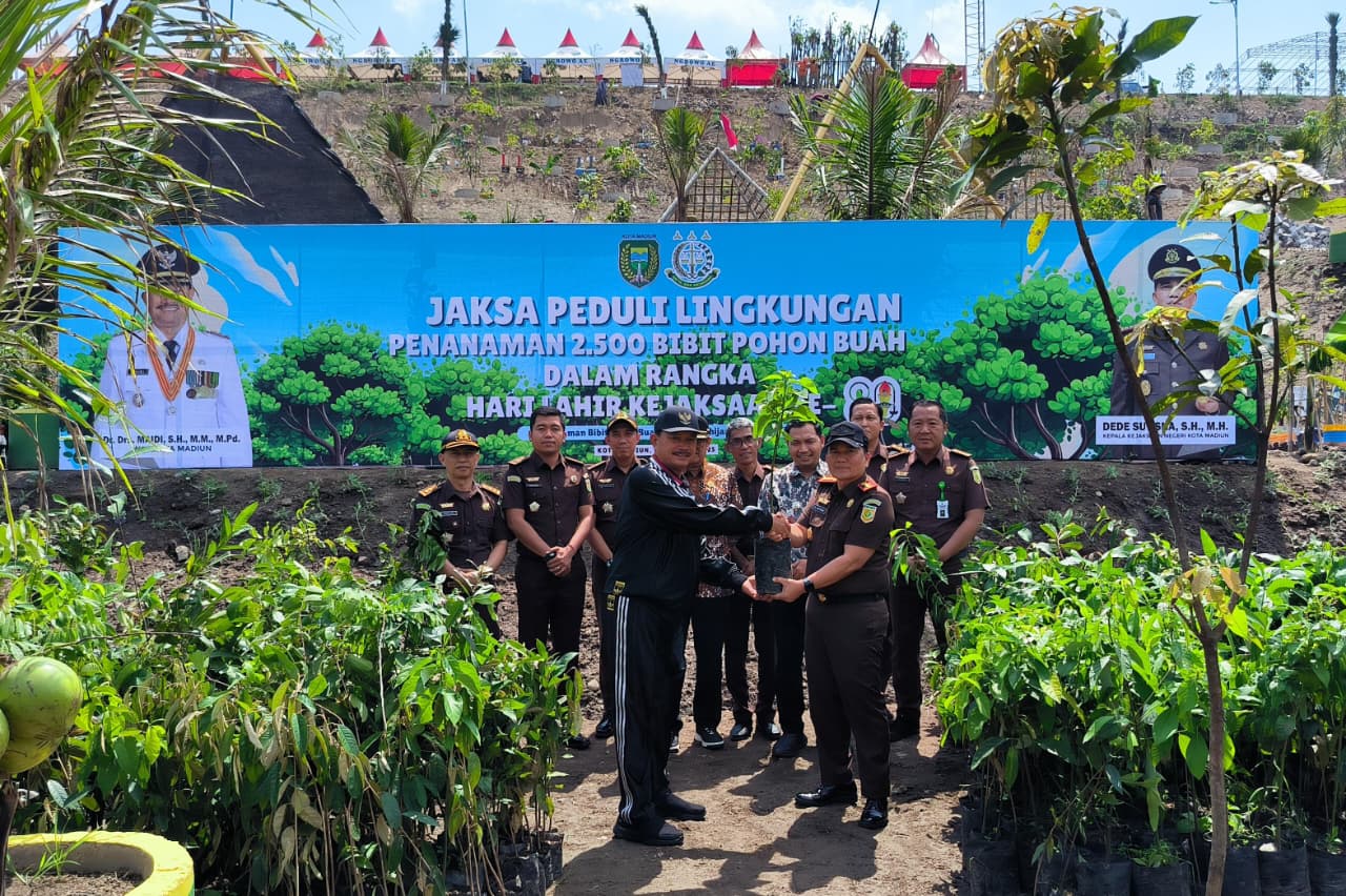 Kejari Kota Madiun Serahkan Ribuan Bibit Pohon Buah untuk Pemkot di TPA Winongo