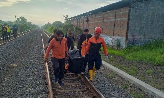 Pria Tewas Tertabrak Kereta Api Sancaka Utara di Surabaya