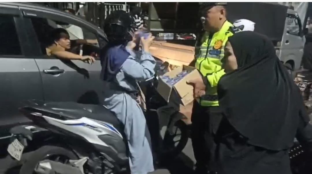 Personel Satlantas Polres Jember Beri Bantuan Air Mineral kepada Pengendara yang Antre BBM