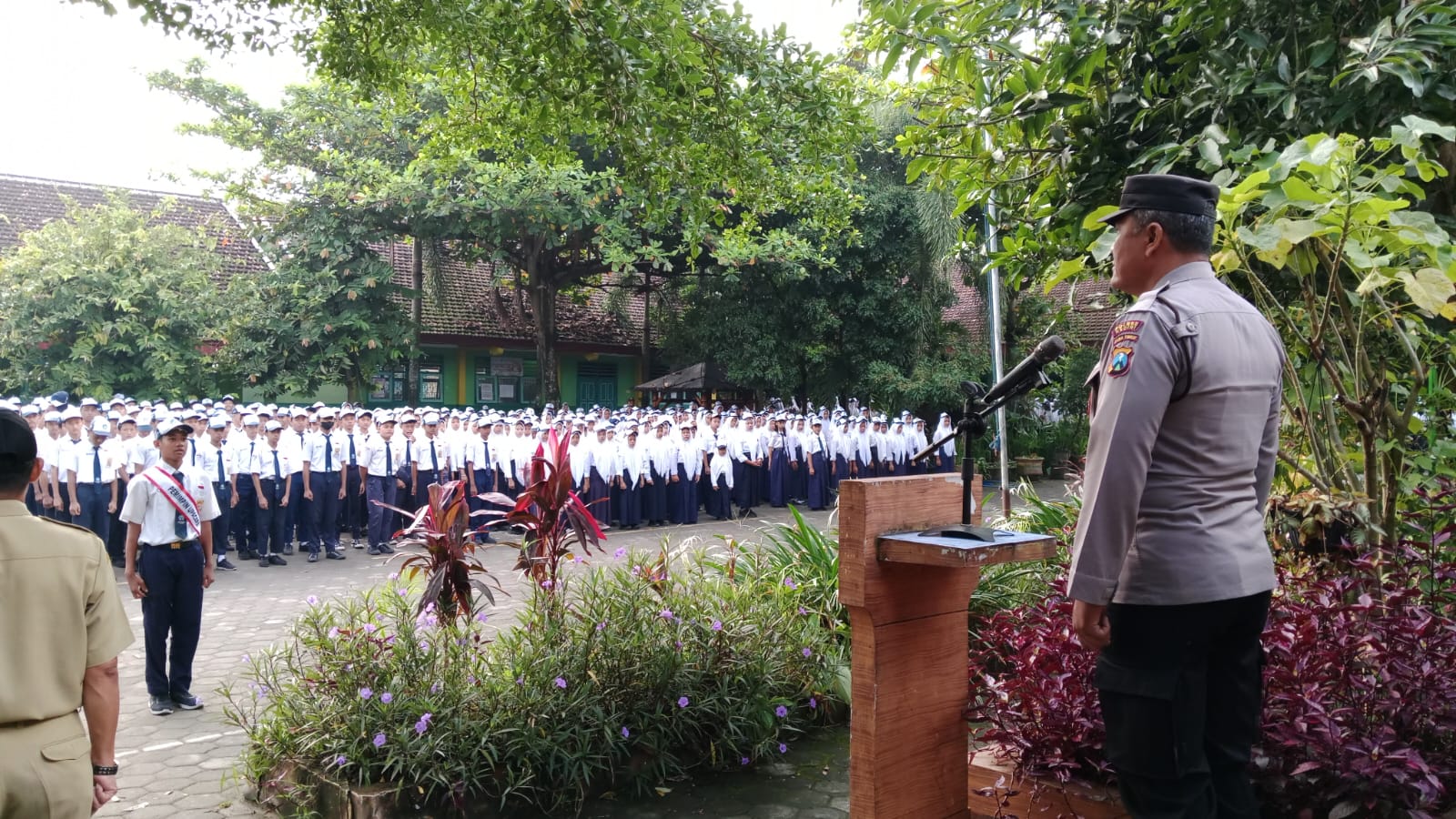 Polisi Ajak Siswa-siswi SMPN 1 Pare Ciptakan Lingkungan Sekolah Lebih Kondusif