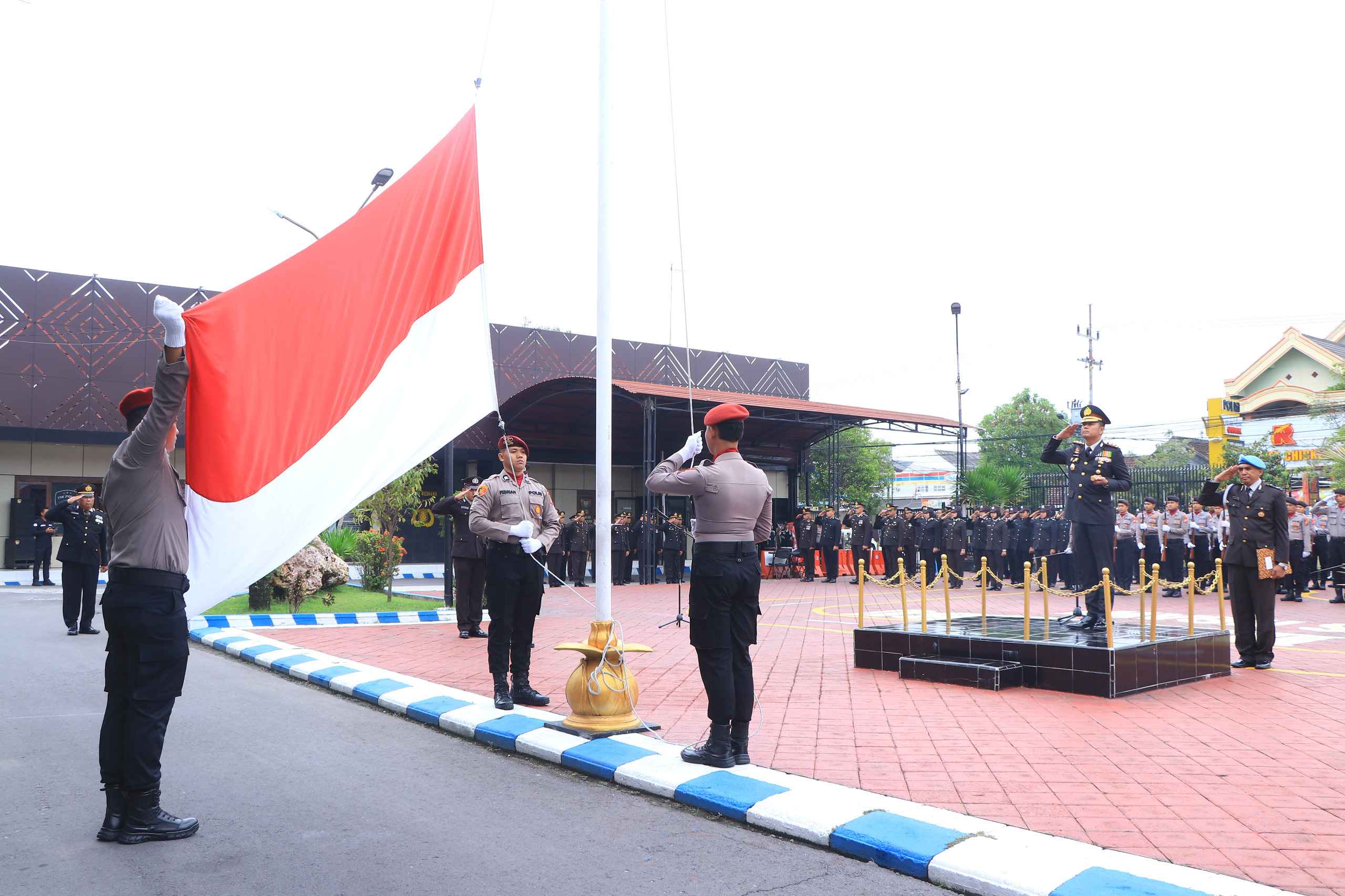 Kapolres Ngawi Pimpin Upacara Peringati Hari Pahlawan 2025