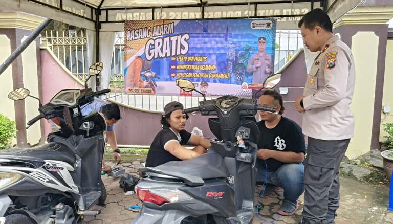Cegah Curanmor, Polsek Tandes Pasang Alarm Motor Gratis untuk Warga Surabaya