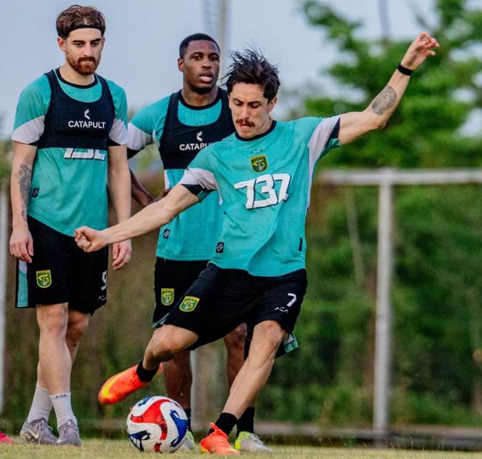 Persebaya Siap Hadapi Persija di GBT, Incar Kemenangan di Kandang Sendiri