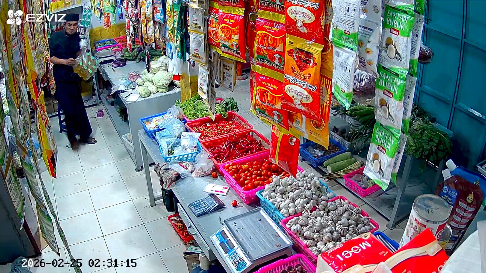 Toko Sembako di Mojosari Dibobol Maling Bersarung, Terekam CCTV Saat Sahur