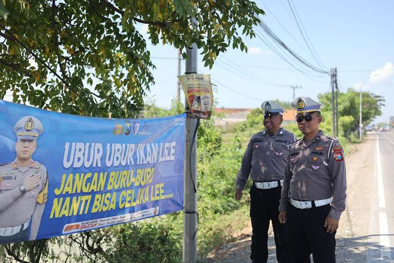Tingkatkan Keselamatan Berkendara, Satlantas Polres Gresik Pasang Banner Bahaya Menyalip Sebelah Kiri
