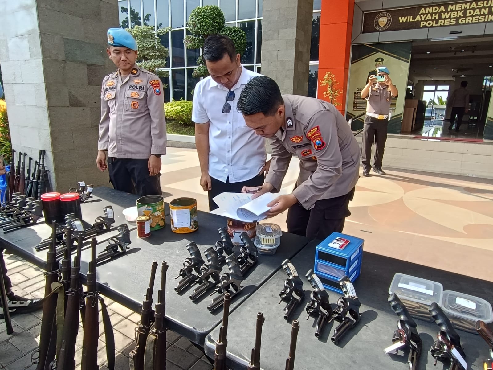 Jelang Lebaran 2026, Polres Gresik Sidak Senjata Api Personel Pastikan Kesiapan Pengamanan Mudik