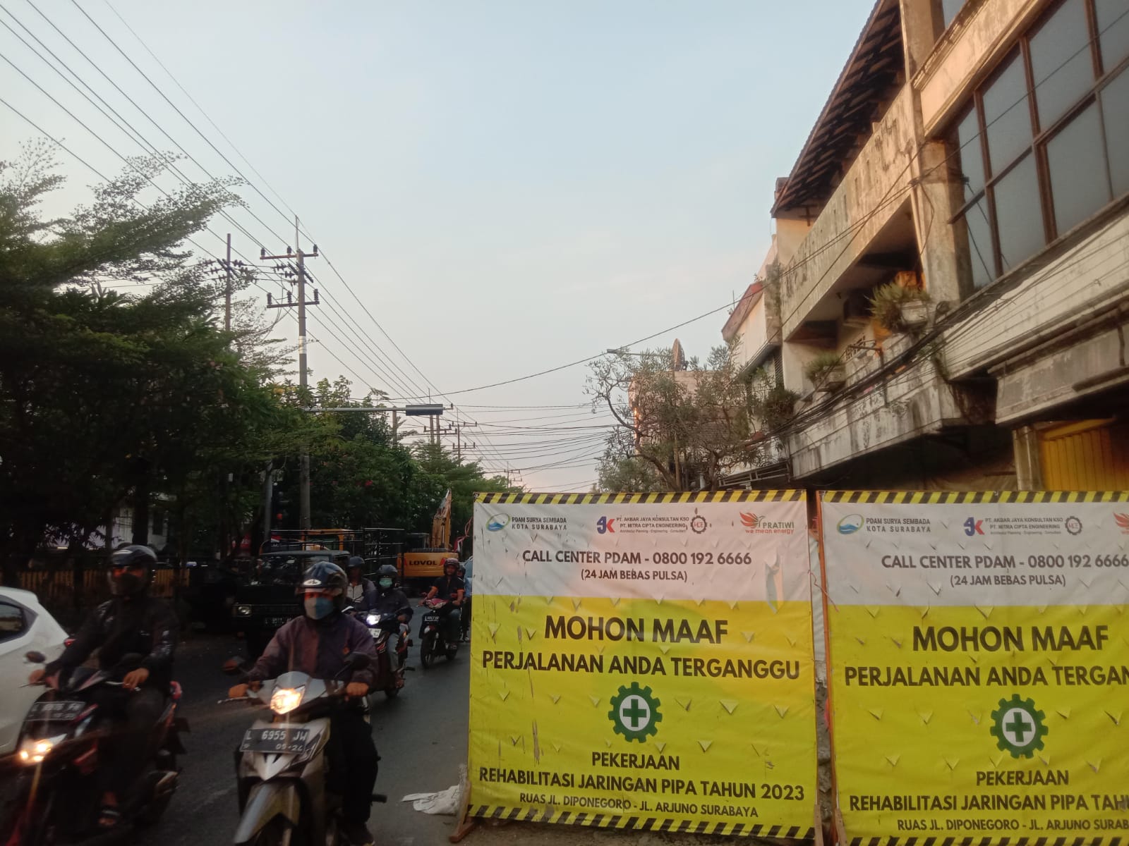Proyek Pemasangan Pipa PDAM di Jalan Pasar Kembang Surabaya Biang Kemacetan