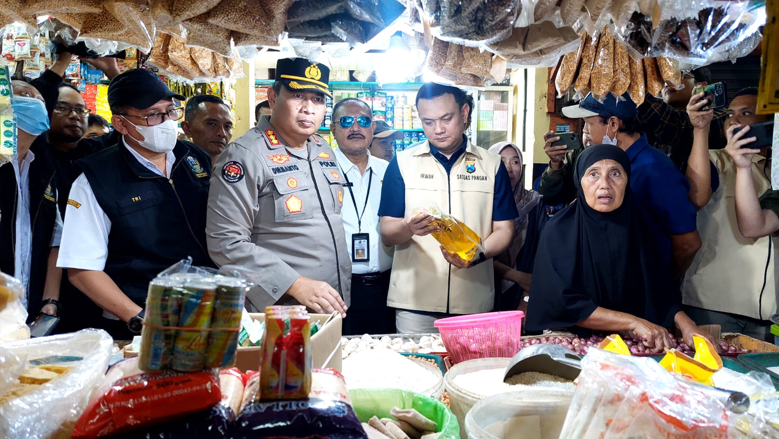Sidak Pasar, Satgas Pangan Polda Jatim Jumpai MinyaKita Ukuran 1 Liter Berisi 850 ML