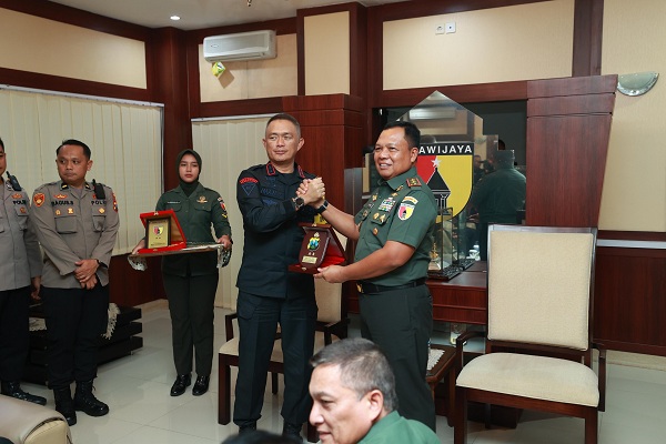  Sinergitas TNI-Polri Kawal Pemilu Damai 2024, Kapolda Jatim Kunjungi Kodam V/Brawijaya