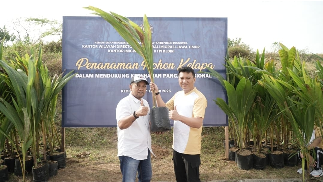 Kantor Imigrasi Kediri Tanam Ratusan Pohon Kelapa