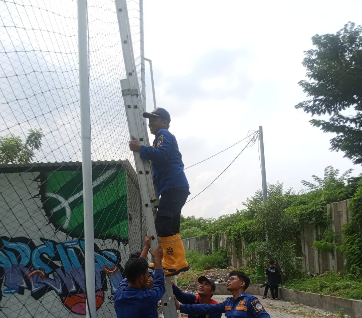 Bukan Evakuasi Hewan Liar, Damkar Gresik Diminta Ambil Drone Nyangkut di Jaring Lapangan