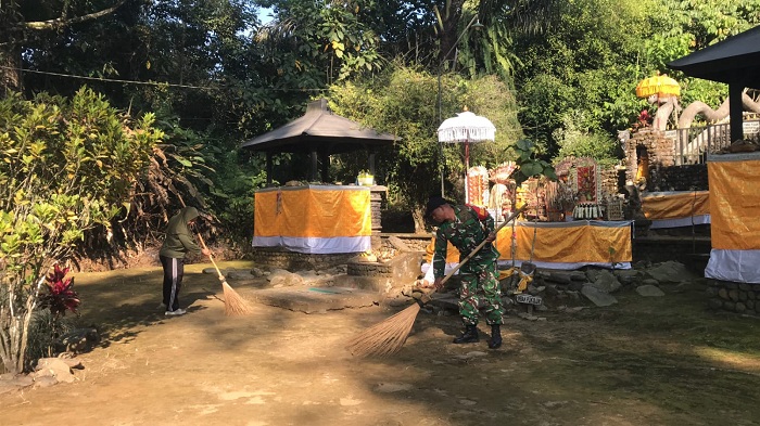 Babinsa Kandangan Bersama Warga Lumajang Bersihkan Situs Selogending
