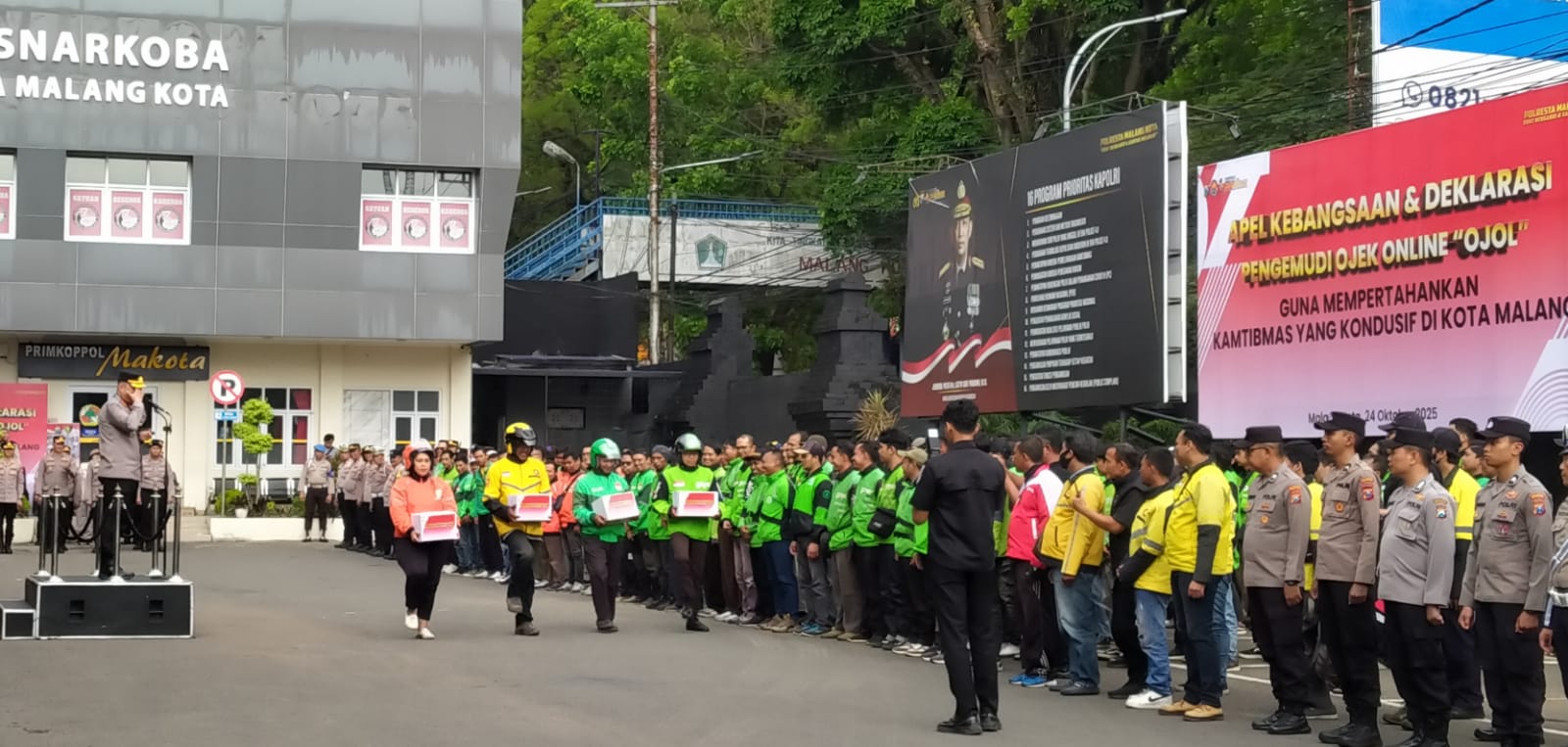 Apel Kebangsaan dengan Ojol di Polresta Malang Kota Diwarnai Pembagian Helm
