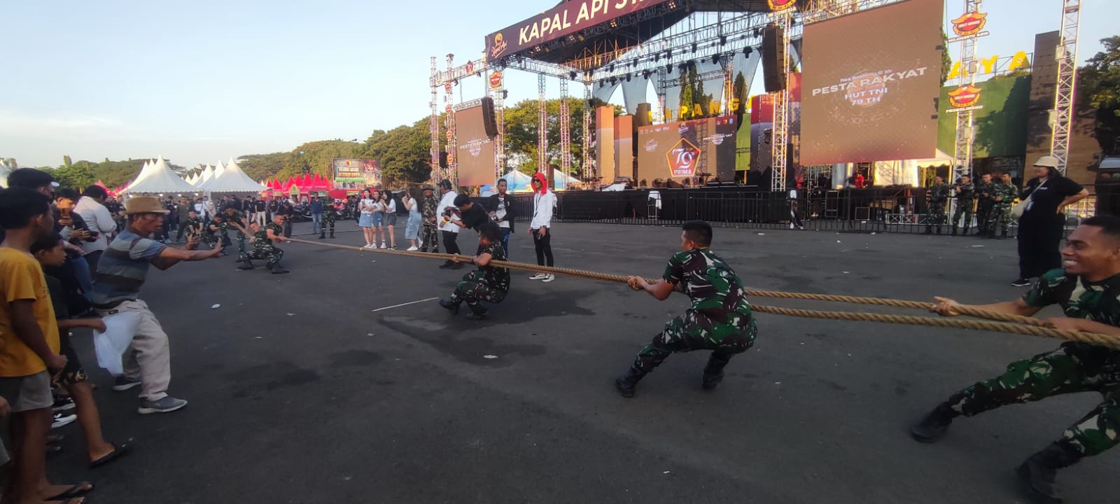 Lomba Tarik Tambang Semarakkan Pesta Rakyat di Kodam V/Brawijaya 