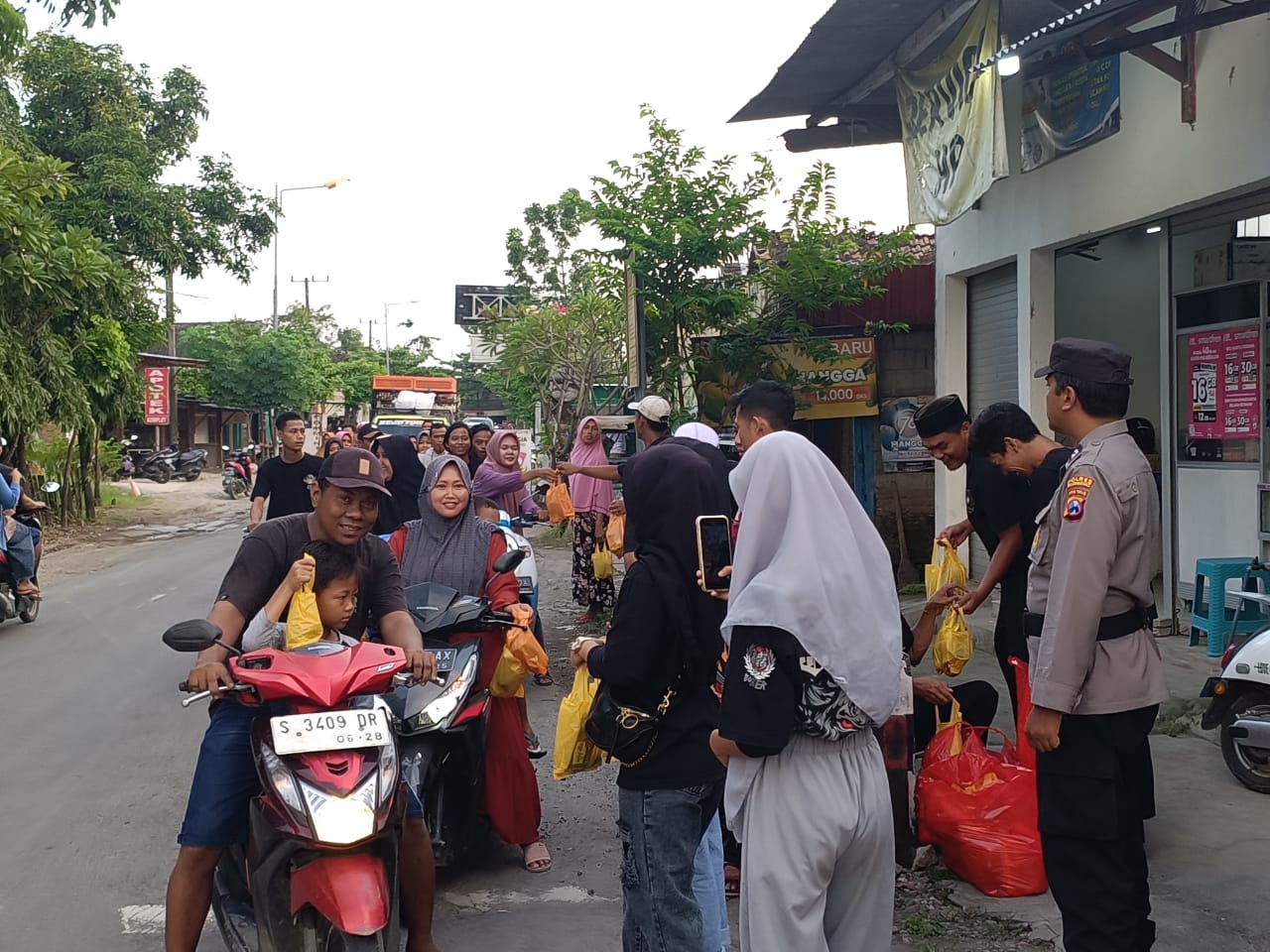 Polsek Temayang Amankan Pembagian Takjil oleh Karang Taruna