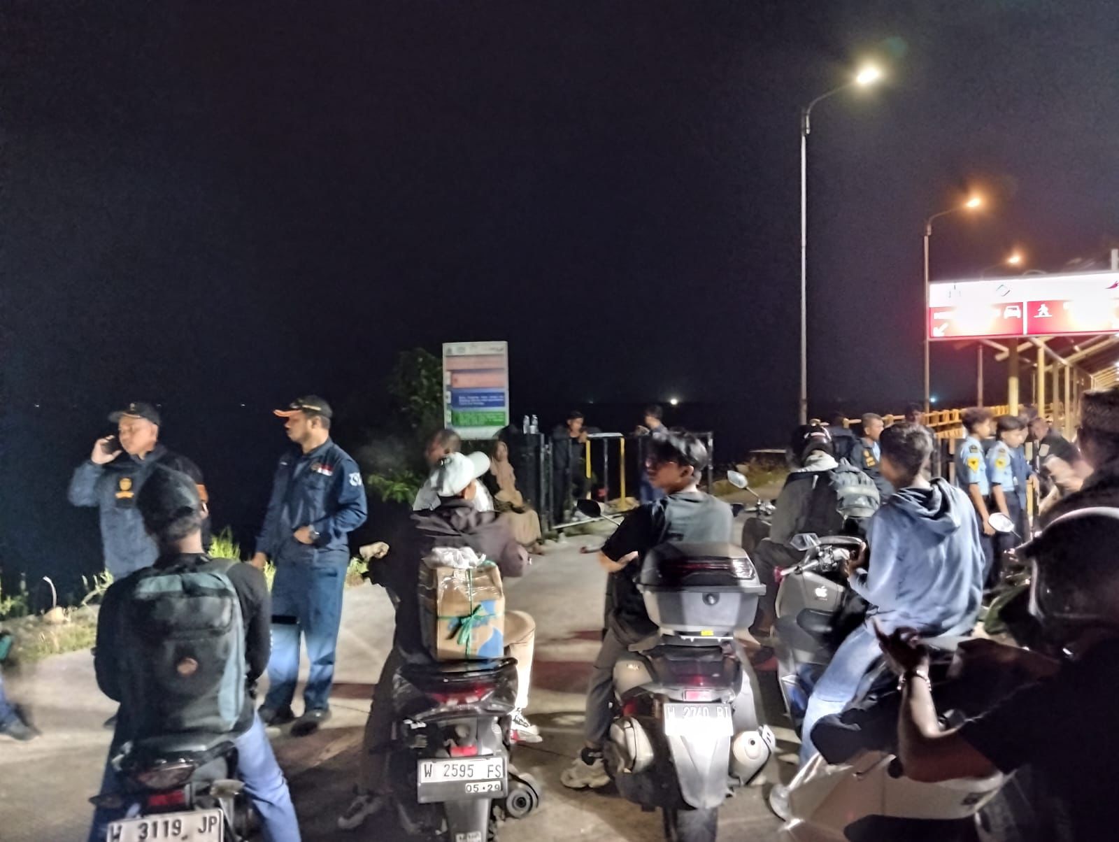 Tak Kebagian Tiket Arus Balik, Puluhan Calon Penumpang Kapal di Bawean Tunda Keberangkatan