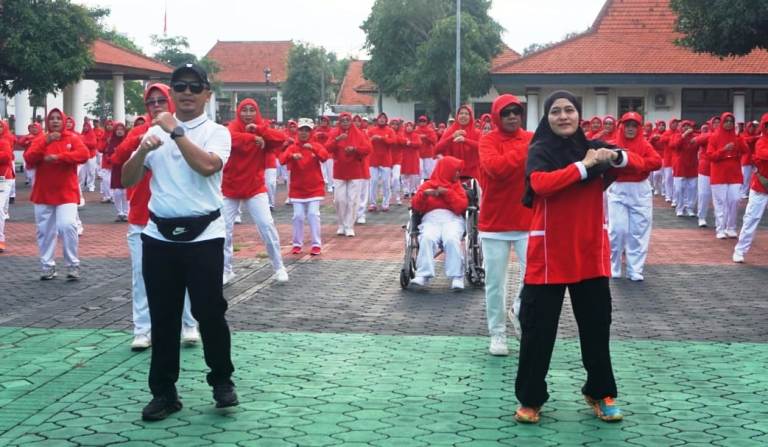 Ratusan Lansia Kota Pasuruan Segar Bugar Senam Bersama Wali Kota