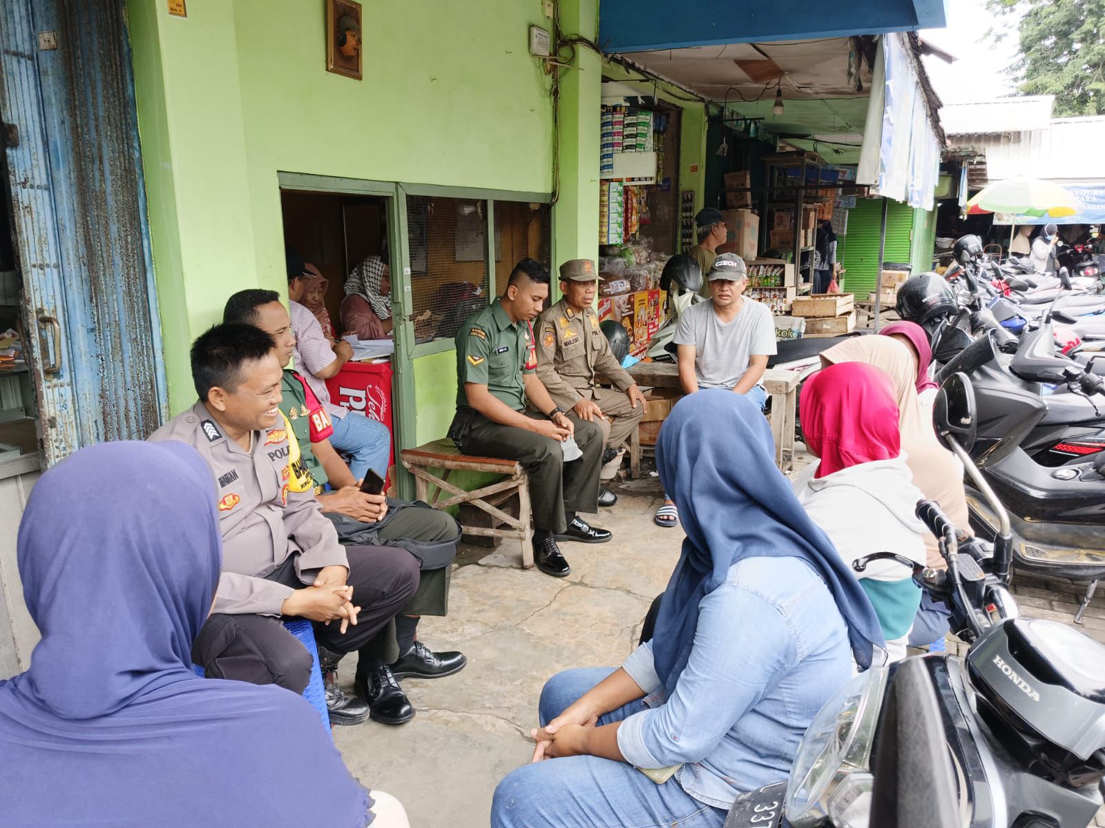 Penertiban Pedagang Pasar Kedurus, Polsek Karangpilang Hadirkan Solusi Humanis