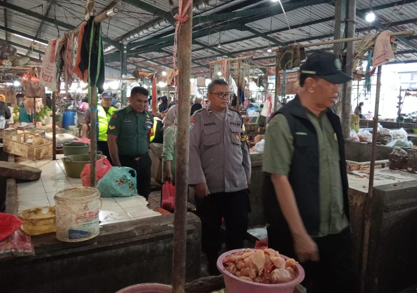Beri Pelayanan Terbaik, Polsek Rungkut Bersama TNI Beri Imbauan di Pasar Pahing
