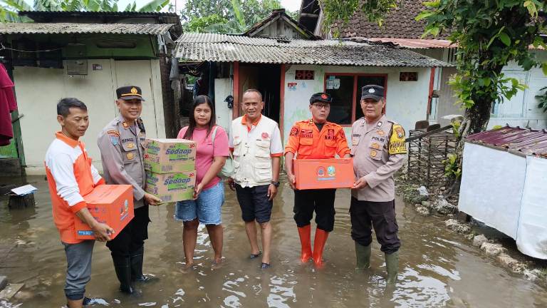 Kapolsek Bojonegoro Kota Tinjau Lokasi Banjir dan Salurkan Bantuan untuk Korban Terdampak