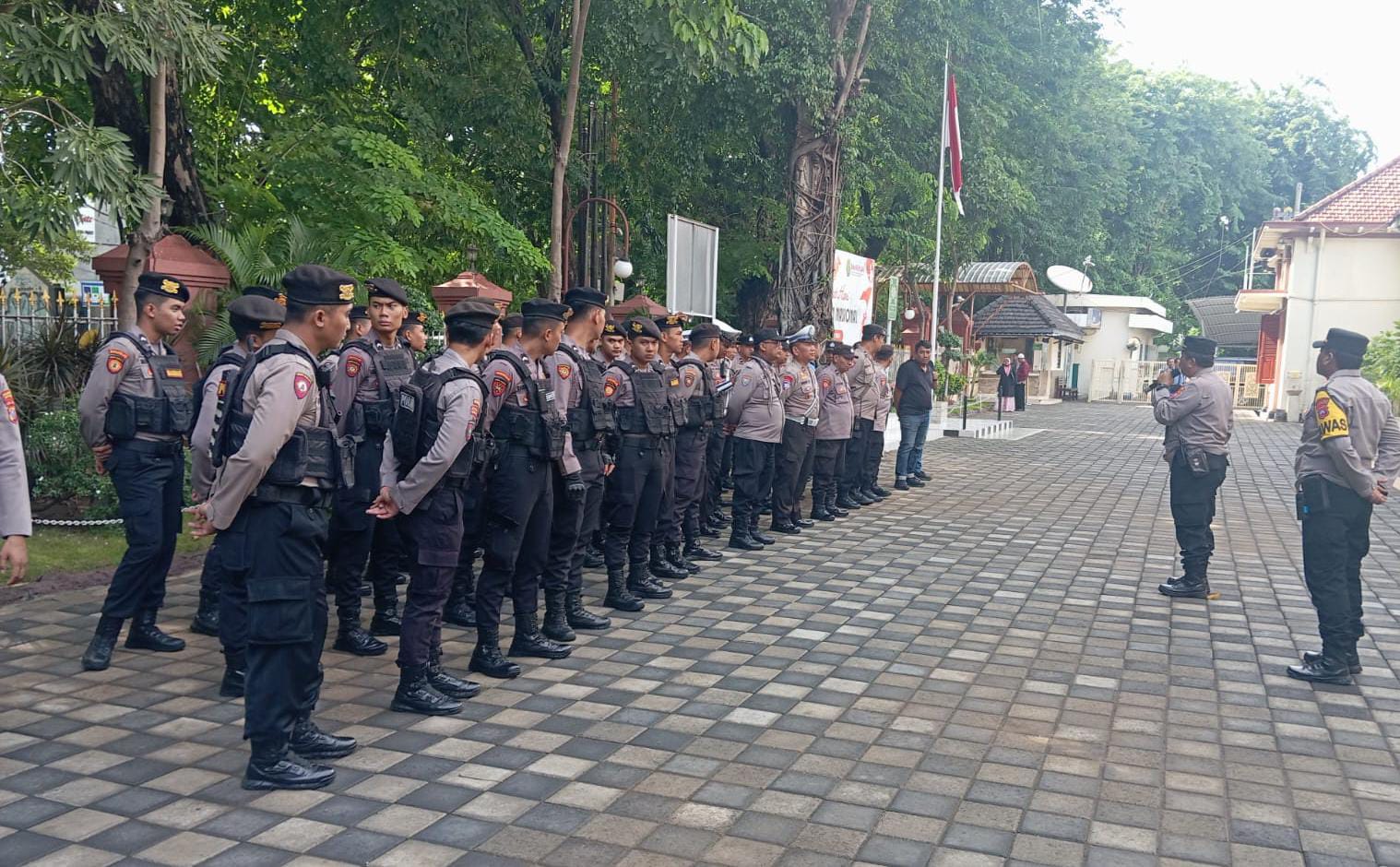 Polsek Sawahan Kawal Sidang Perdata di Pengadilan Negeri Surabaya