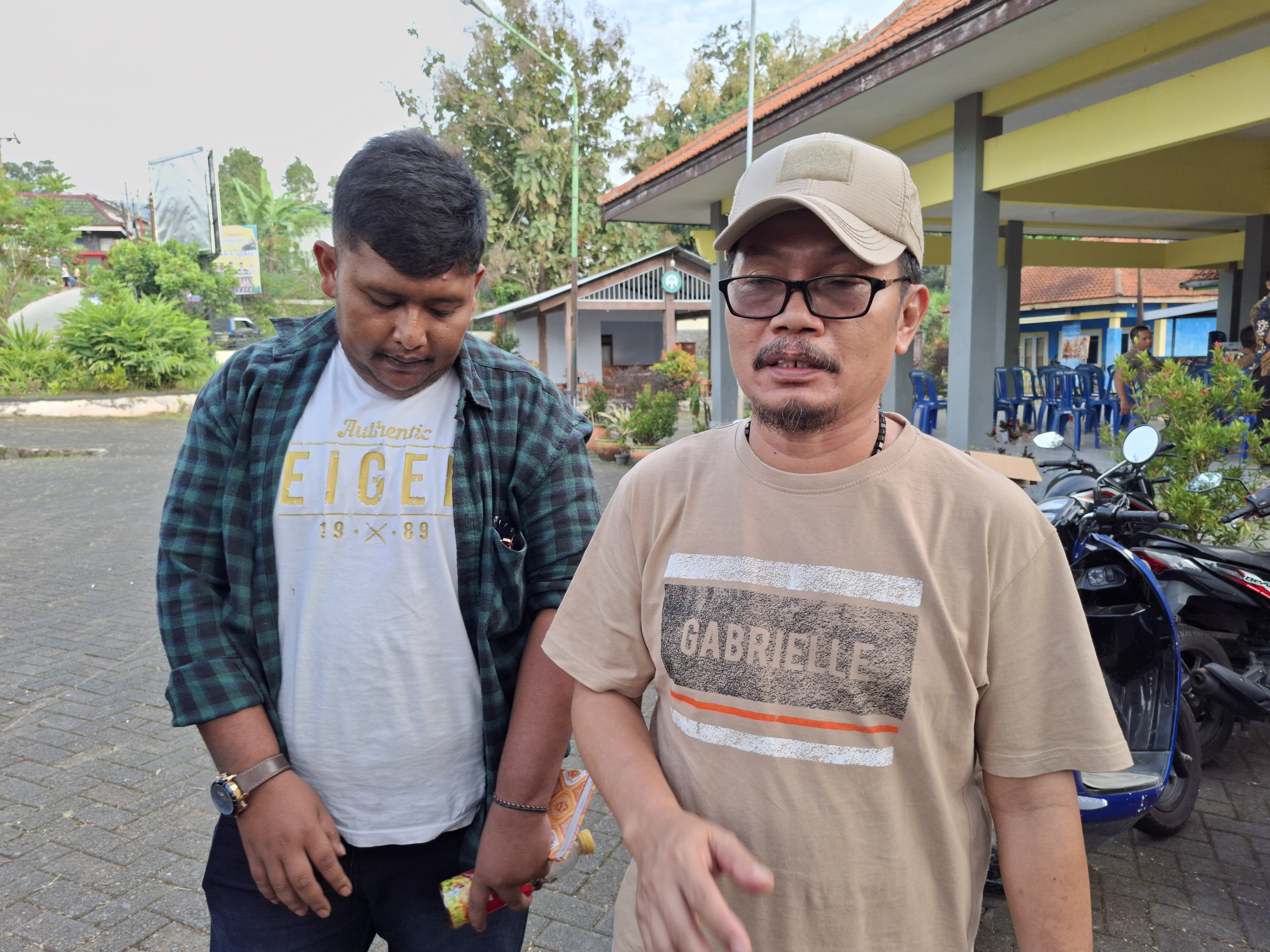 Warga Desa Puspo Geruduk Kantor Kecamatan, Tuntut Kades Mundur