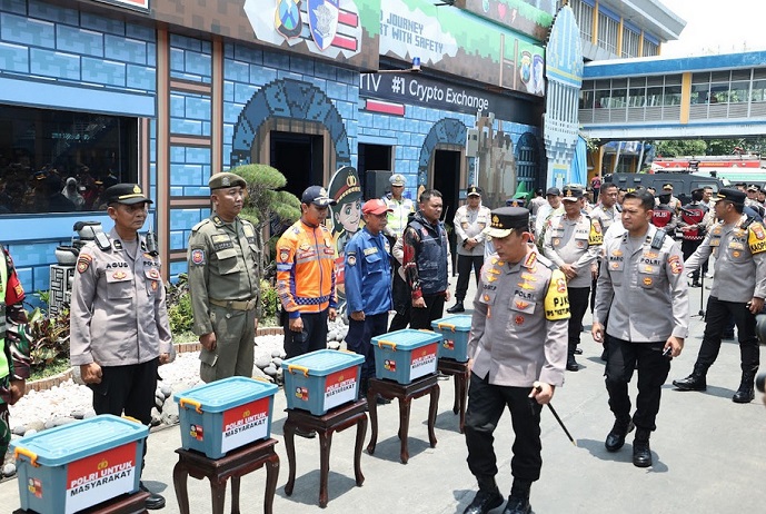 Kapolri Tinjau Pos Pelayanan Lebaran di Terminal Purabaya Bungurasih