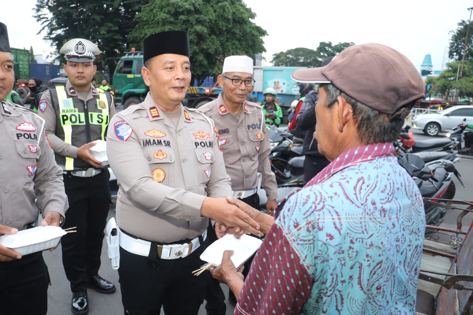 Satlantas Polres Pelabuhan Tanjung Perak Bagi Takjil Gratis, Sasar Ojol hingga Tukang Becak