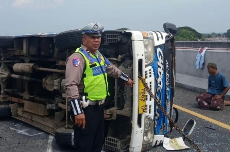 Isuzu Elf Terguling di Tol Jombang Akibat Ban Pecah, 18 Penumpang Terluka