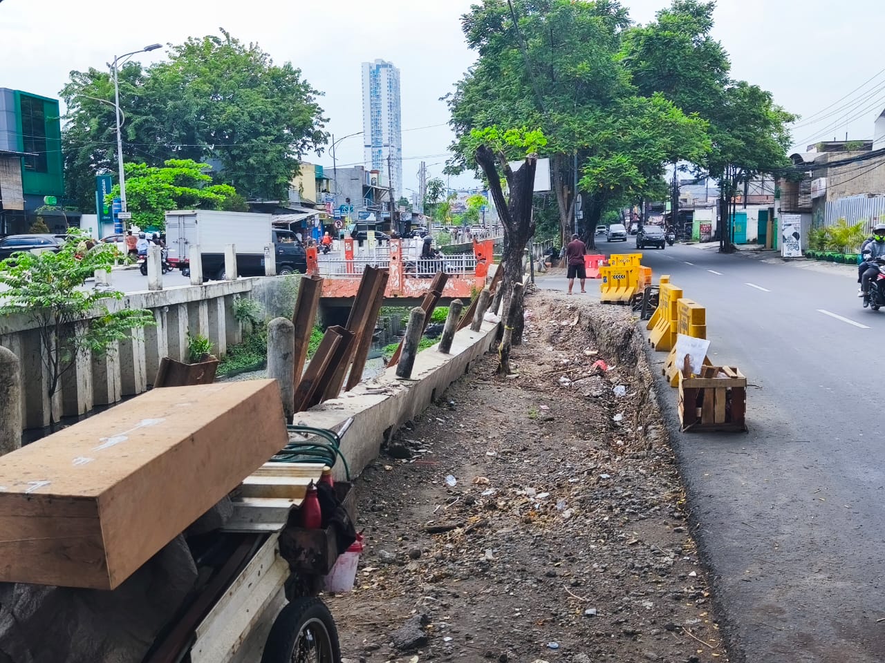 Waspada! Plengsengan Jalan Raya Menganti Karangan Ambles, Ancam Keselamatan Pengendara