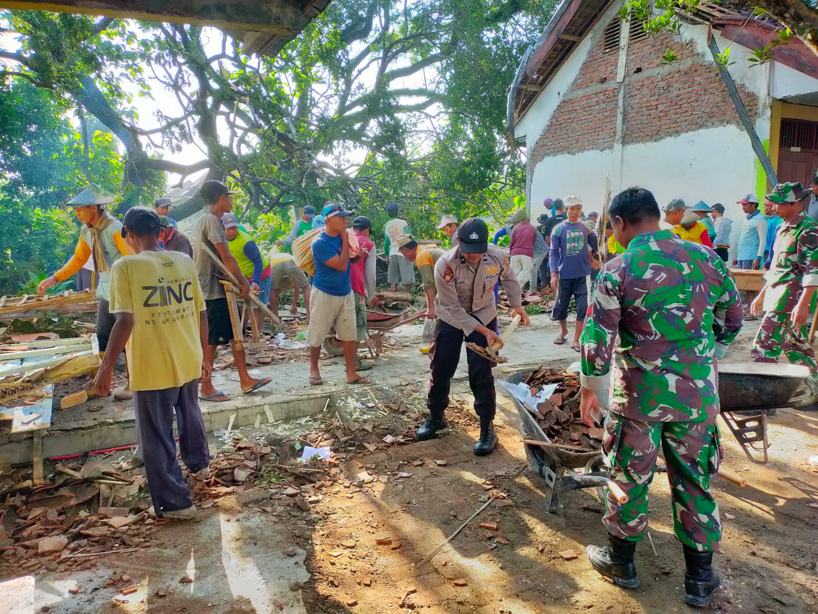 Sinergi Polsek dan Koramil Kepohbaru, Bersihkan Puing Bangunan Sekolah yang Ambruk