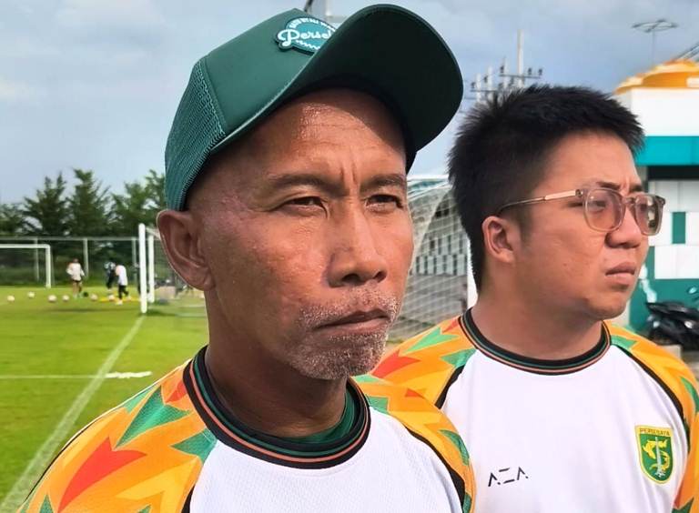 Empat Laga Tanpa Kemenangan, Uston Nawawi Tanggapi Kritik Suporter Persebaya