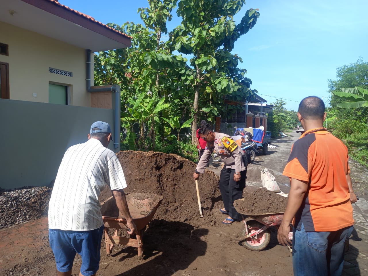 Peduli Tempat Ibadah, Polisi dan Warga Renovasi Musala