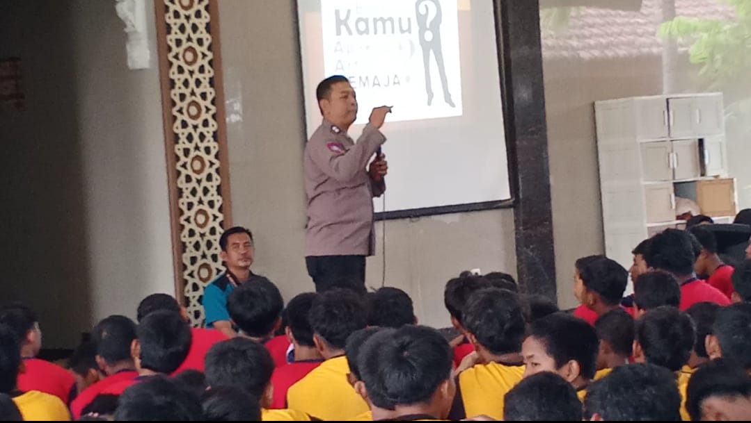 Bhabinkamtibmas Polsek Benjeng Edukasi Siswa SMPN 28 Gresik Bahaya Narkoba