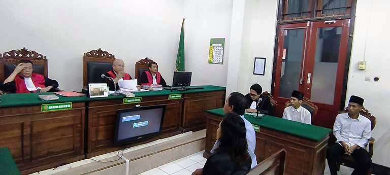 Demi Bela Ibu, Kakak Beradik Disidang Kasus Pengeroyokan