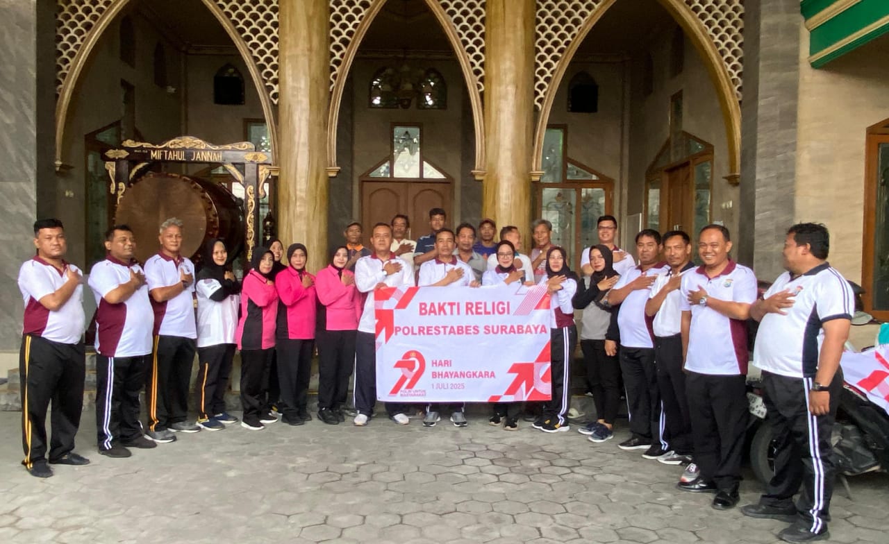 Jelang HUT Ke-79 Bhayangkara, Polsek Benowo Gelar Bakti Religi Bersihkan Masjid