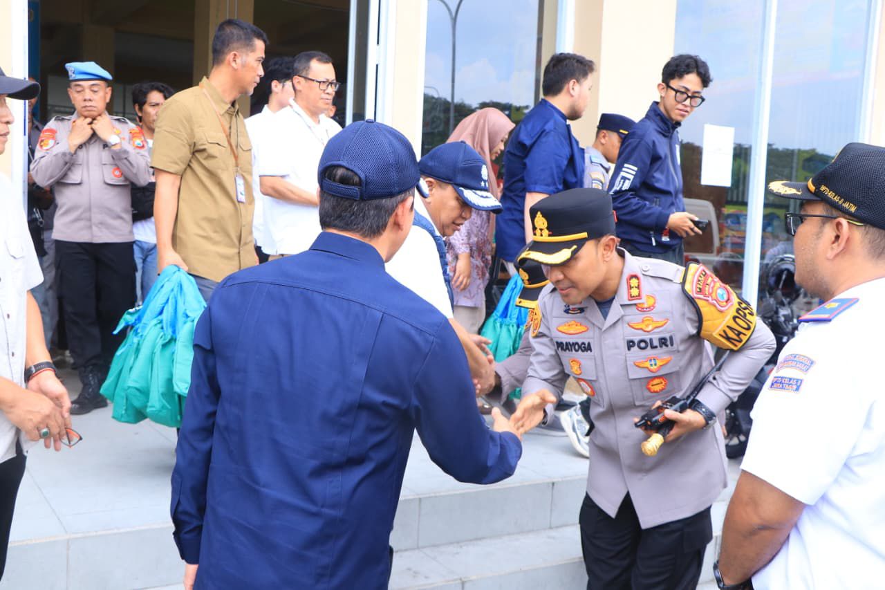 Kapolres Ngawi Dampingi Menteri LH Cek Program Mudik Minim Sampah