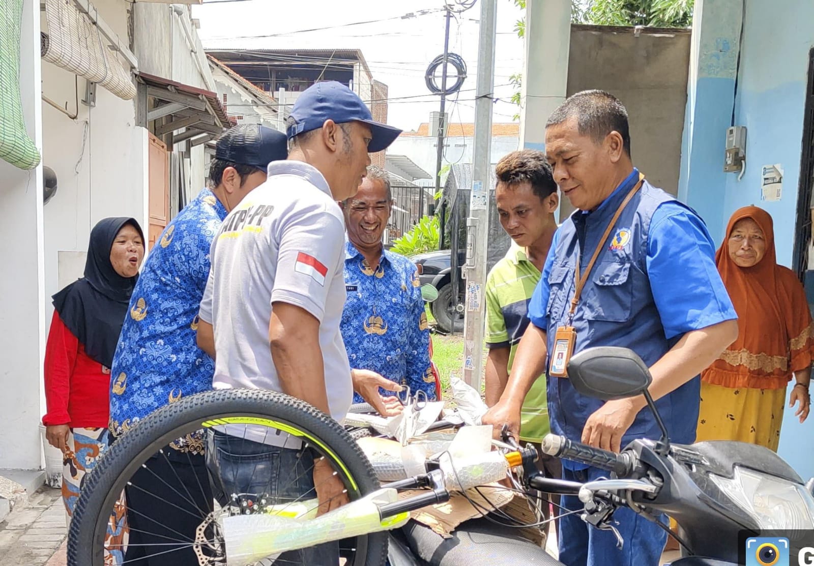 Lurah Balasklumprik Serahkan Bantuan Sepeda untuk Warga Disabilitas