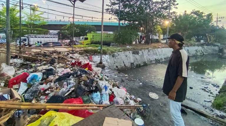 Surabaya Diguyur Hujan, Tumpukan Sampah Menumpuk di Pintu Air