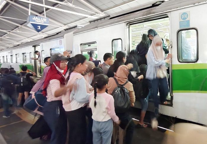 Musim Liburan Sekolah, Stasiun Surabaya Gubeng Diserbu Penumpang Commuter Line