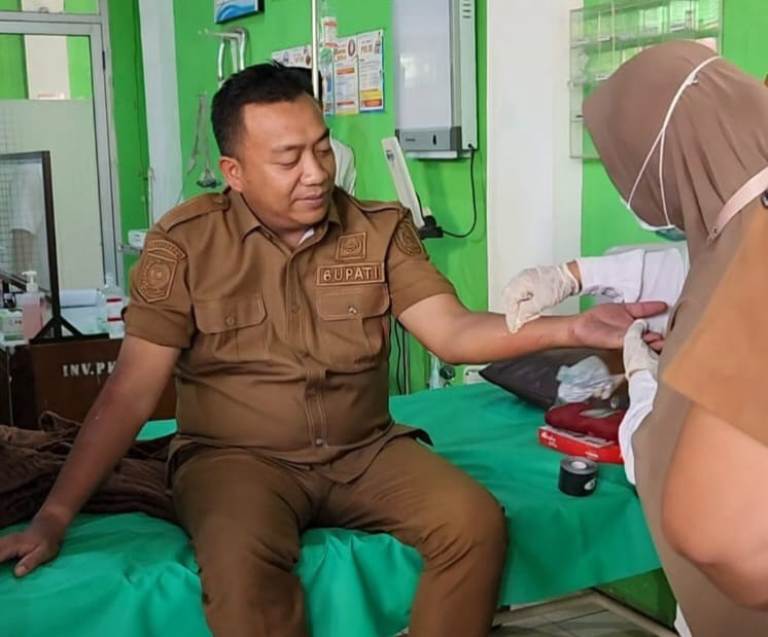 Terjatuh dari Trail, Bupati Situbondo dan Ajudannya Terperosok di Lereng Alasbayur