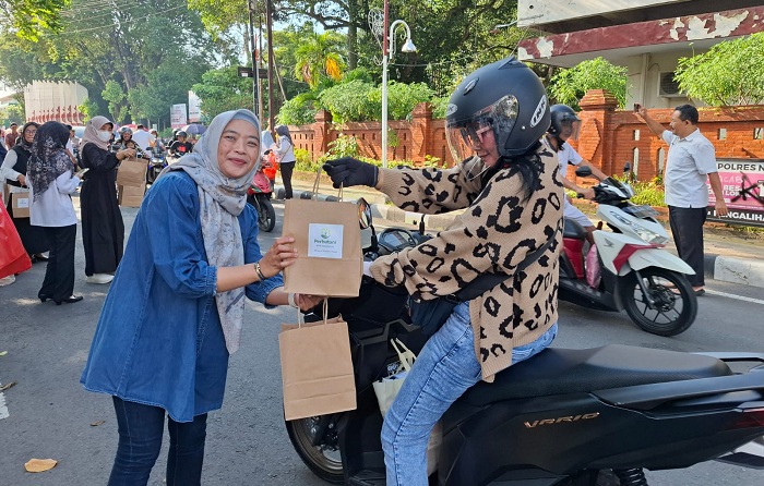 Perhutani KPH Nganjuk Bagikan 450 Paket Takjil Ramadan di Jalan Merdeka