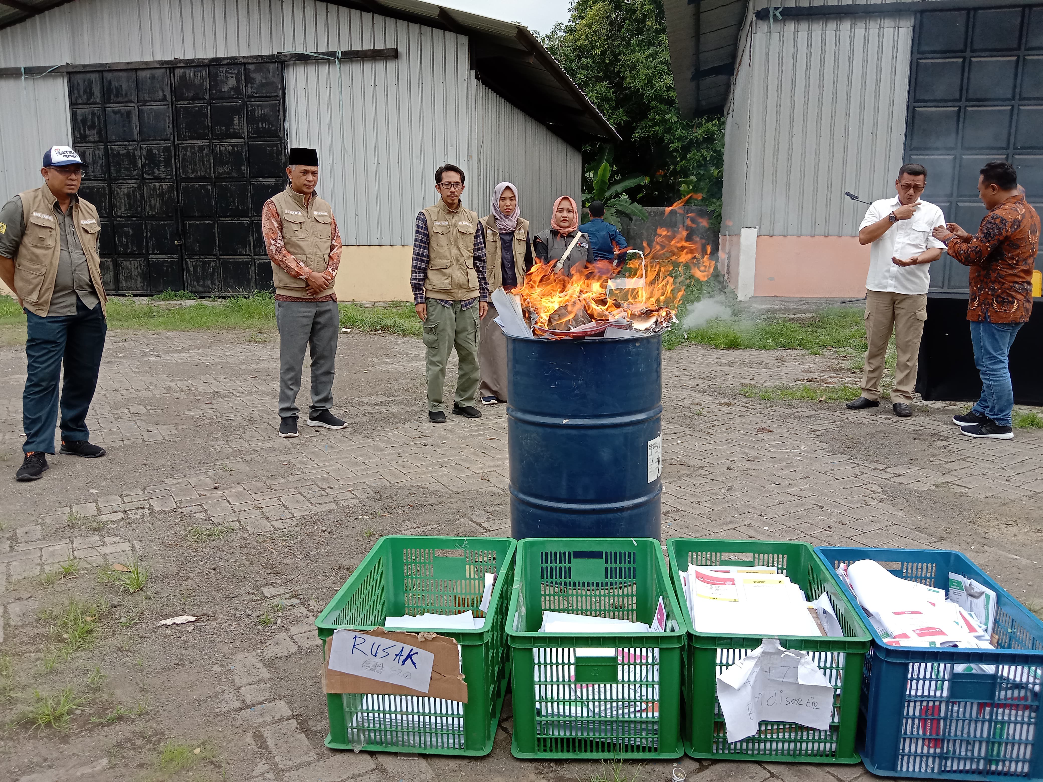 KPU Kabupaten dan Kota Pasuruan Musnahkan Sisa Surat Suara