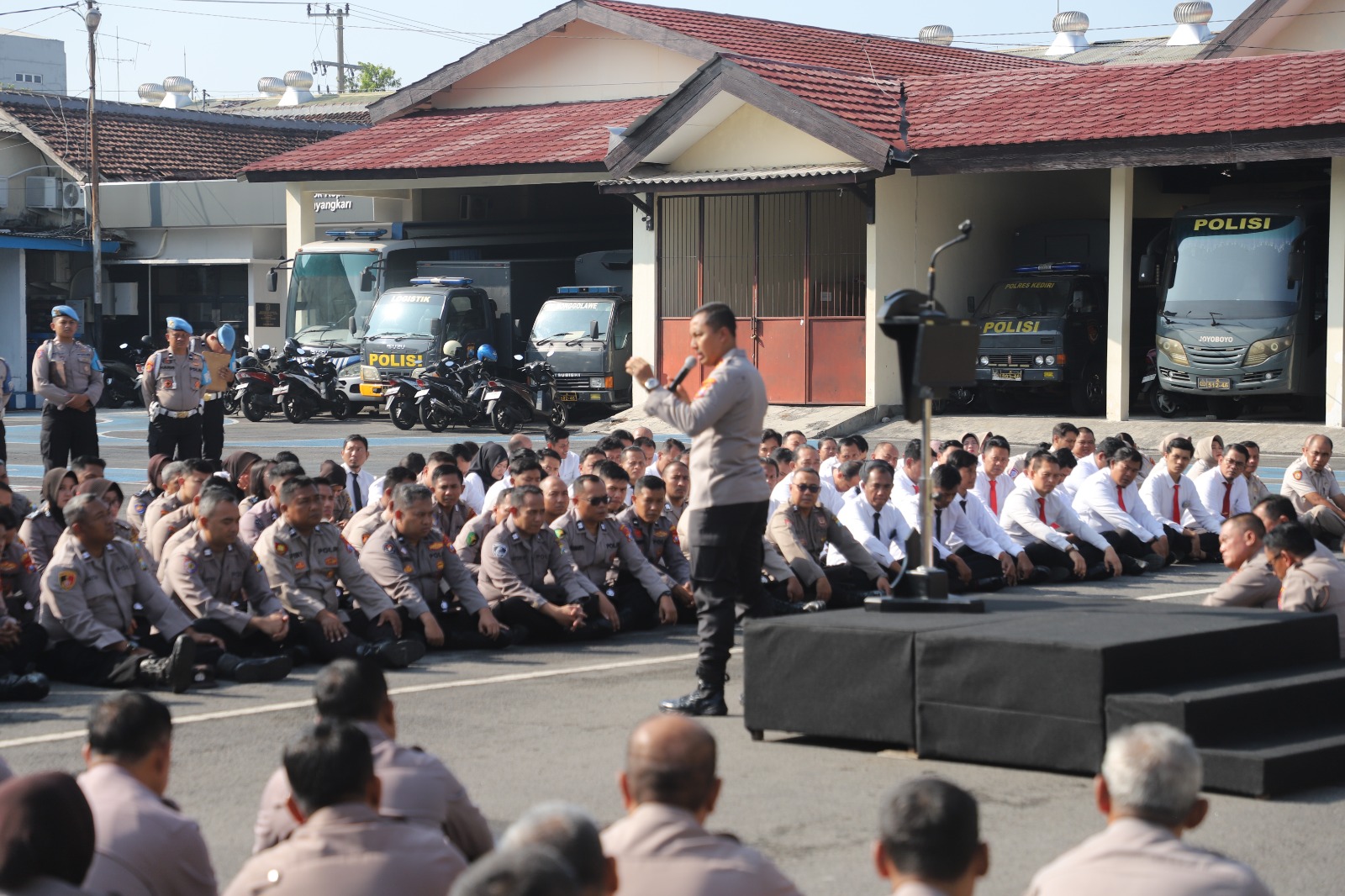 Kapolres Kediri Tekankan Soliditas dan Semangat Anggota dalam Apel Jam Pimpinan